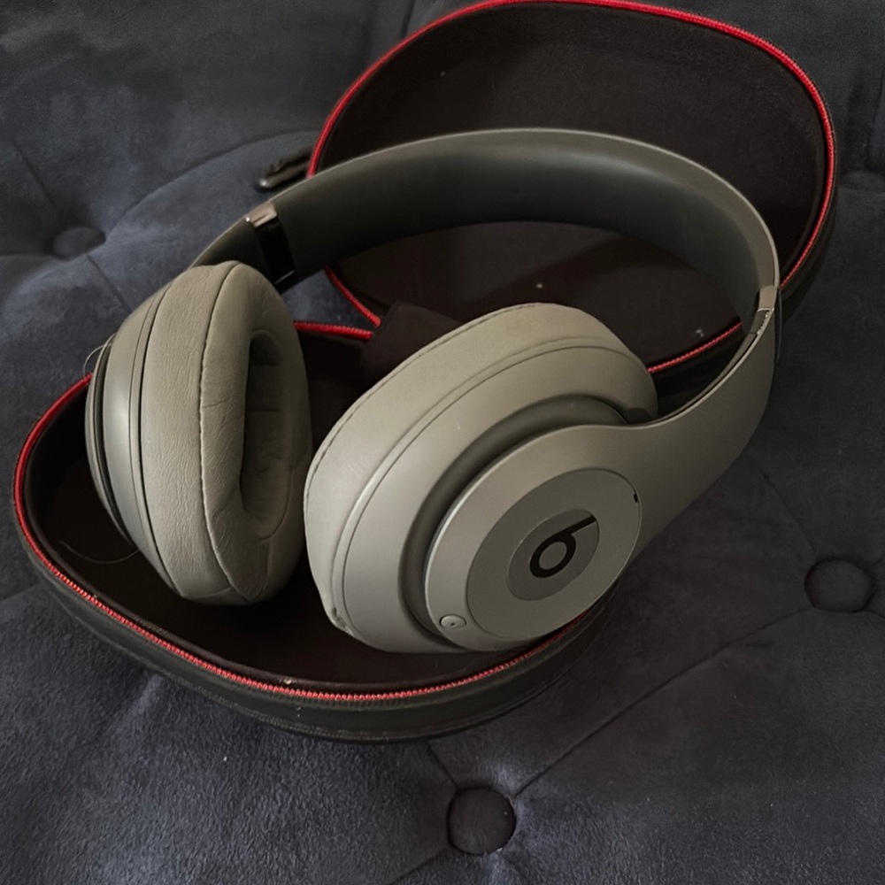 Beats By Dr. Dre Studio3 Wireless Noise cancelling Headphone Bluetooth - Gray